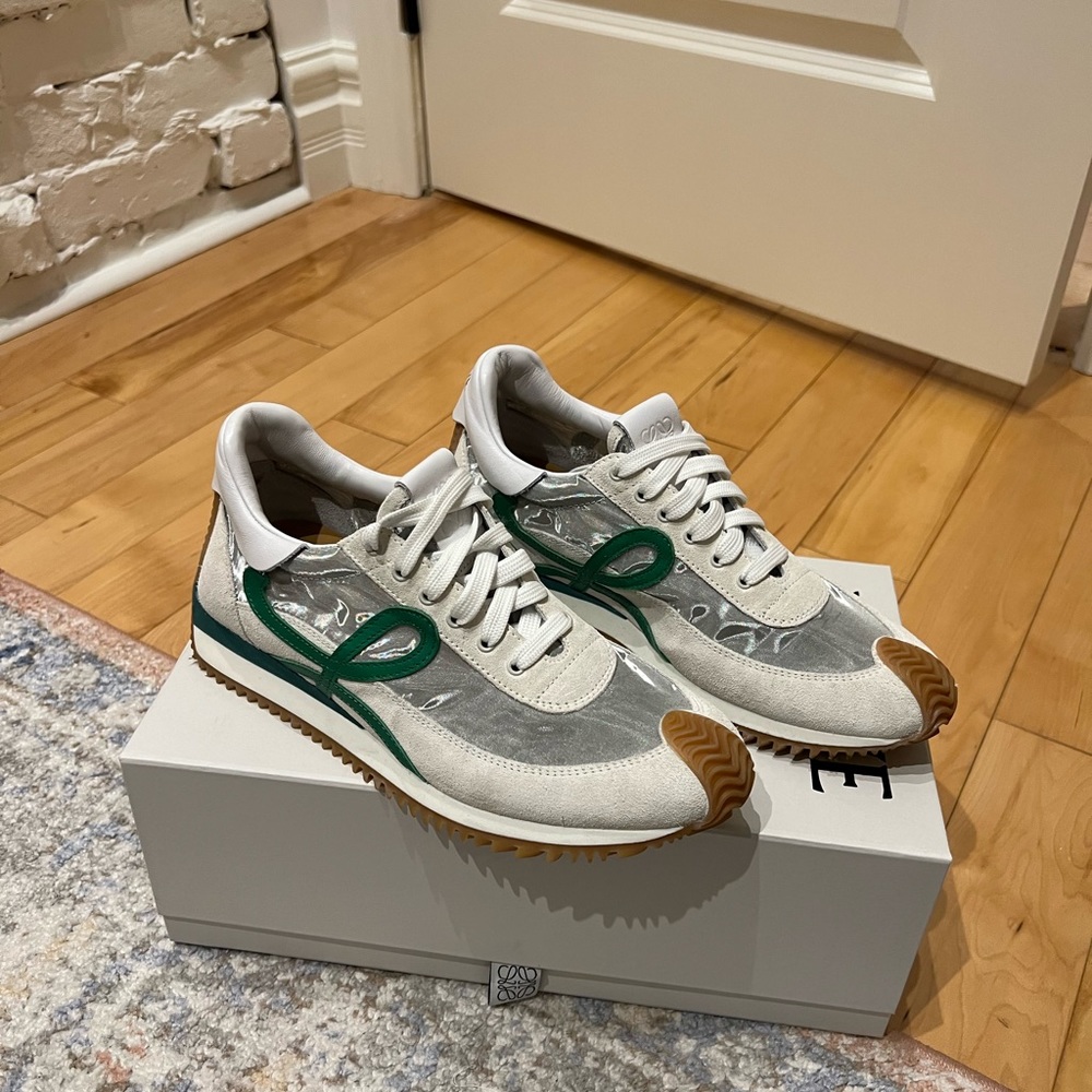 ❗️SOLD❗️Loewe Flow Runner 38